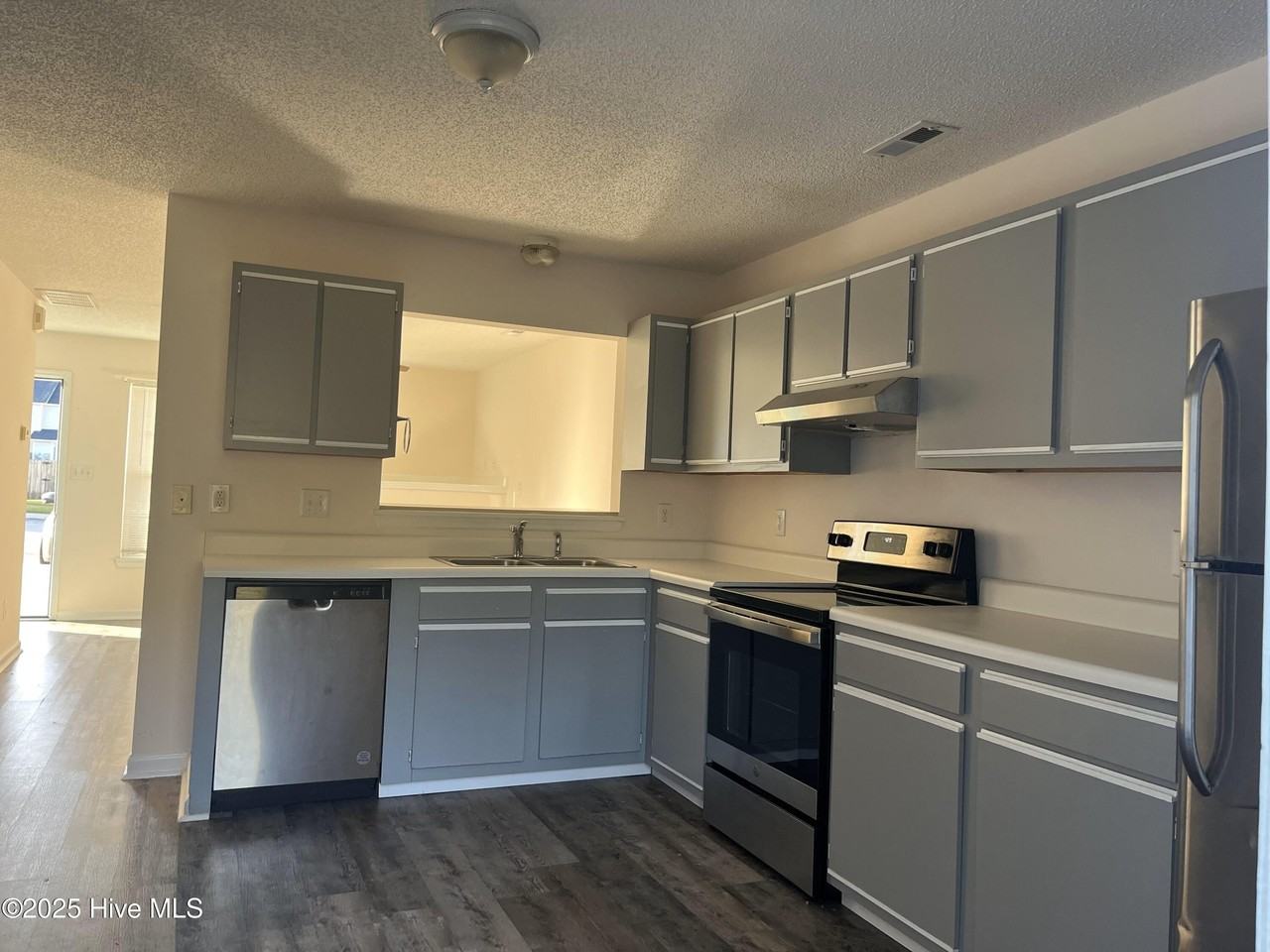 200 Pinegrove Ct - Photo 3 of 7