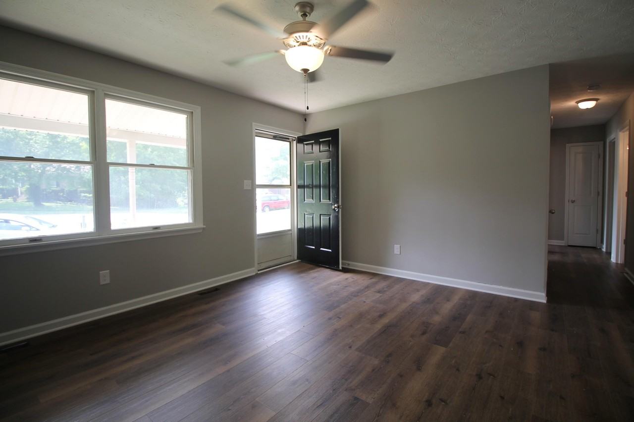 600 Barefoot Dr - Photo 3 of 17