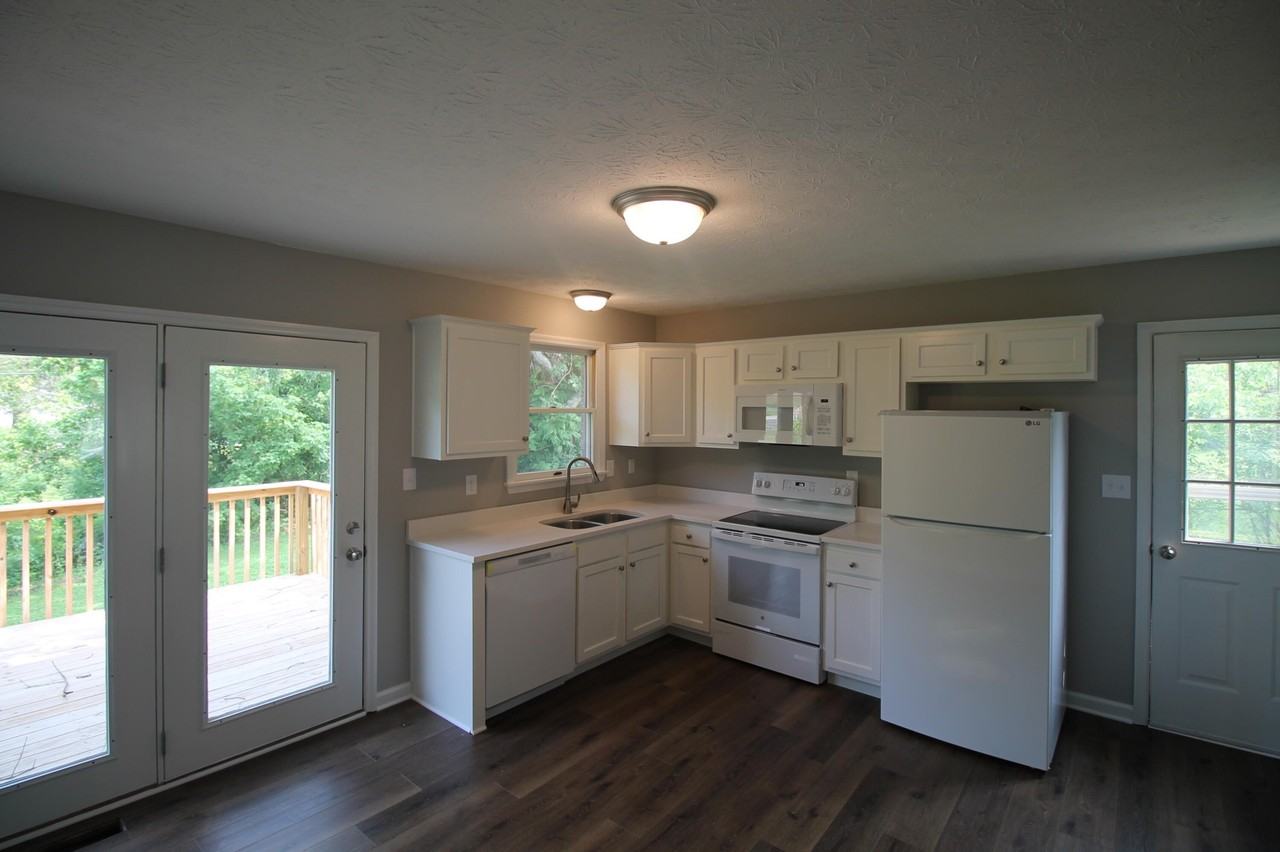 600 Barefoot Dr - Photo 4 of 17