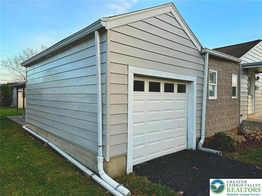 1103 N Van Buren St - Photo 2 of 24