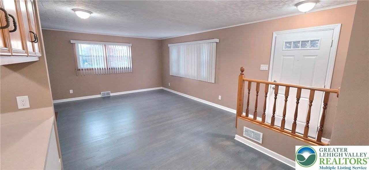 1103 N Van Buren St - Photo 7 of 24