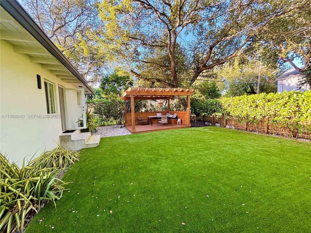 330 Ne 88th St - Photo 2 of 17