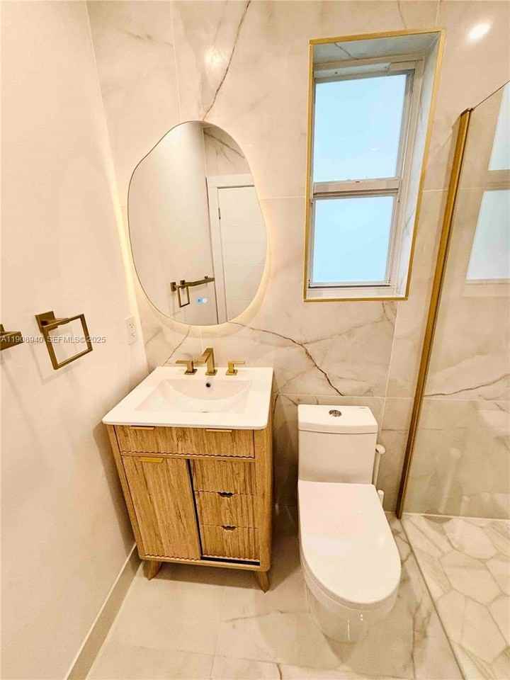 330 Ne 88th St - Photo 5 of 17