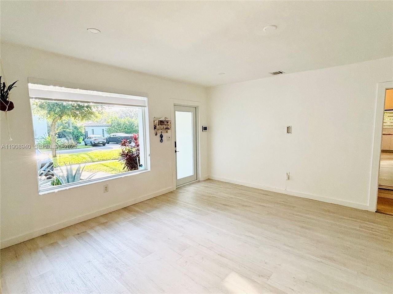 330 Ne 88th St - Photo 6 of 17