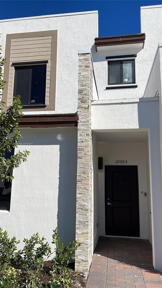 21065 Ne 8th Ave #0 - Photo 2 of 18