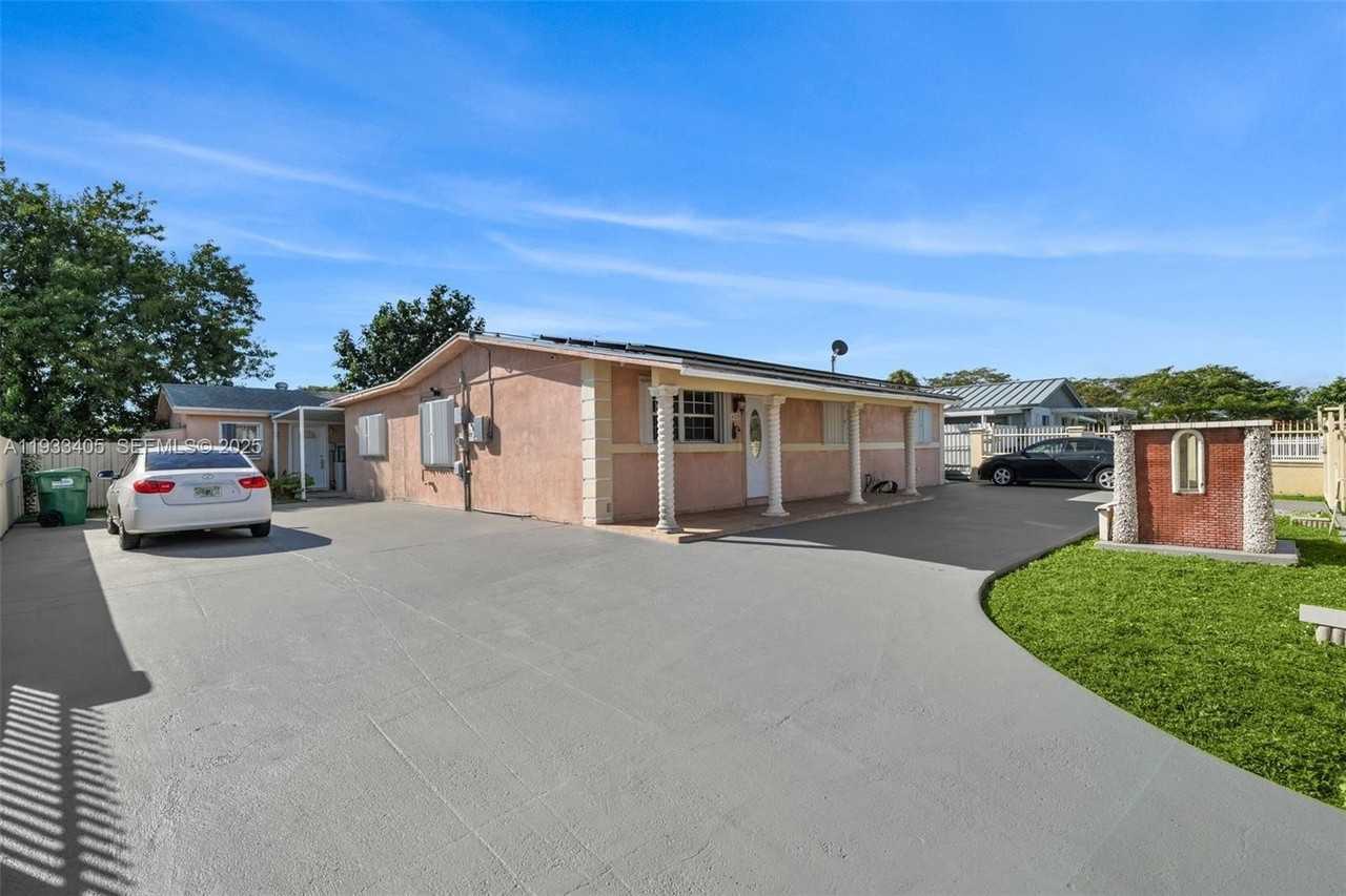 11620 Sw 179th Ter #0 - Photo 2 of 25