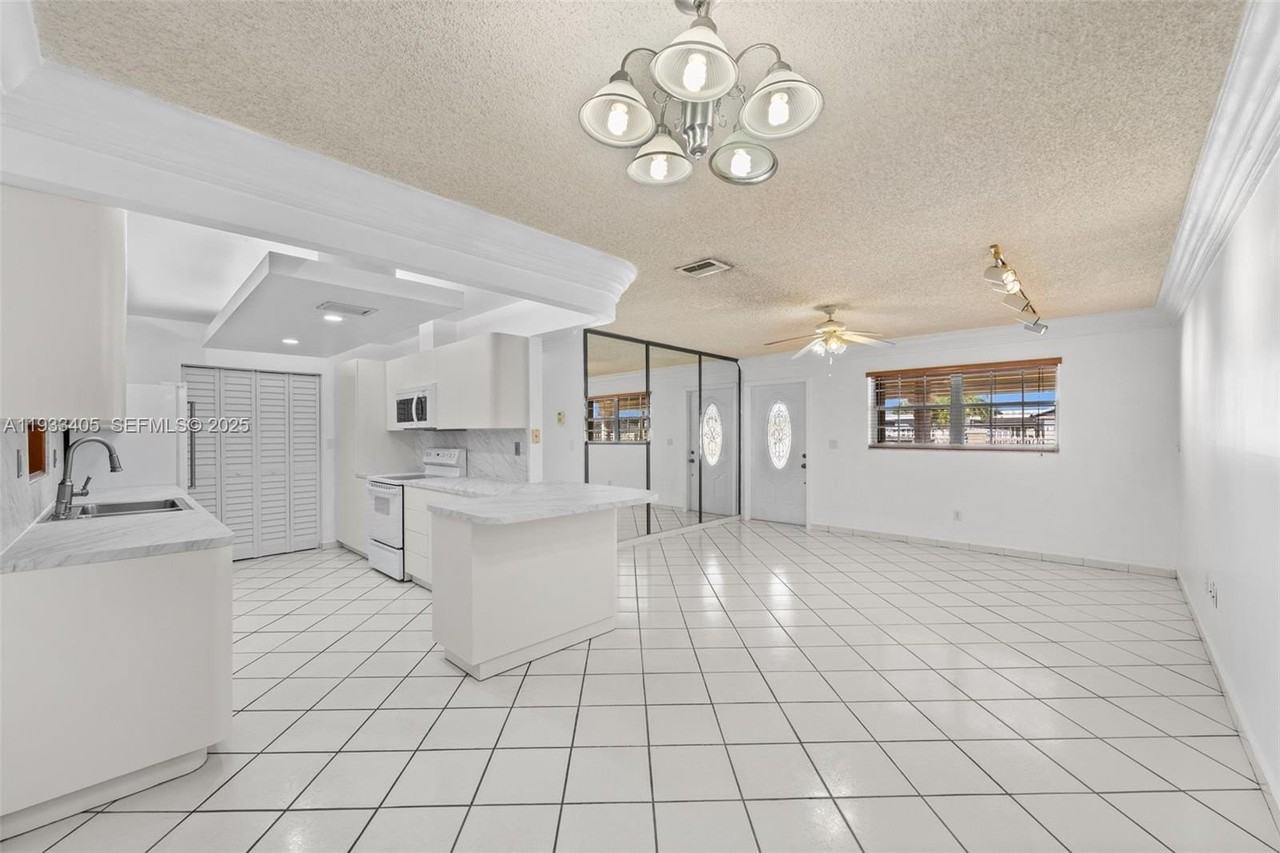 11620 Sw 179th Ter #0 - Photo 7 of 25