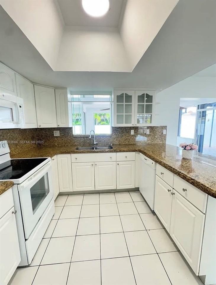 13861 Sw 9th Ter #0 - Photo 4 of 10