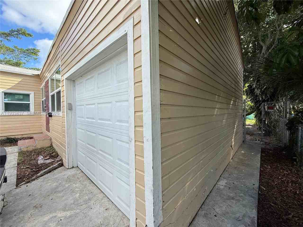 816 5th St - Photo 5 of 28