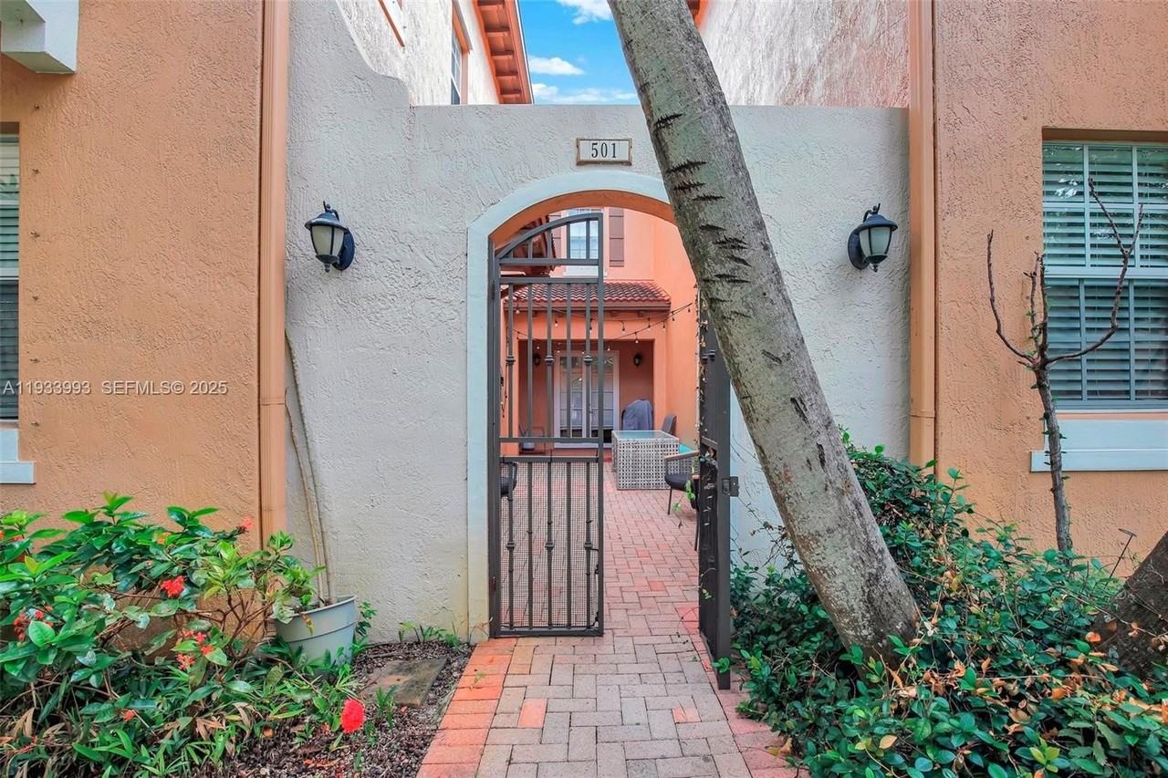 501 Sw 146th Ter #5-7 - Photo 3 of 50