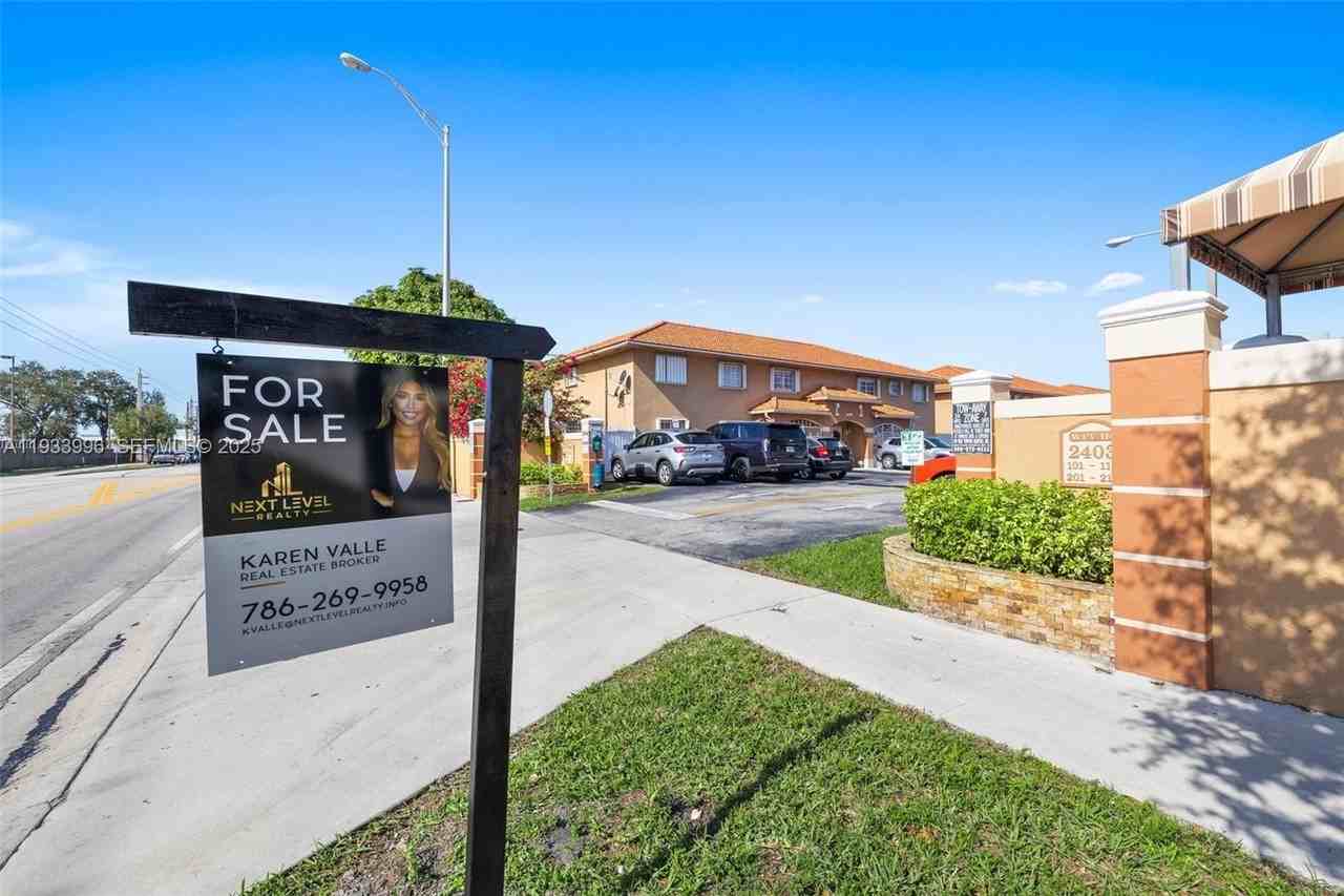 2425 W 76th St #102 - Photo 3 of 36