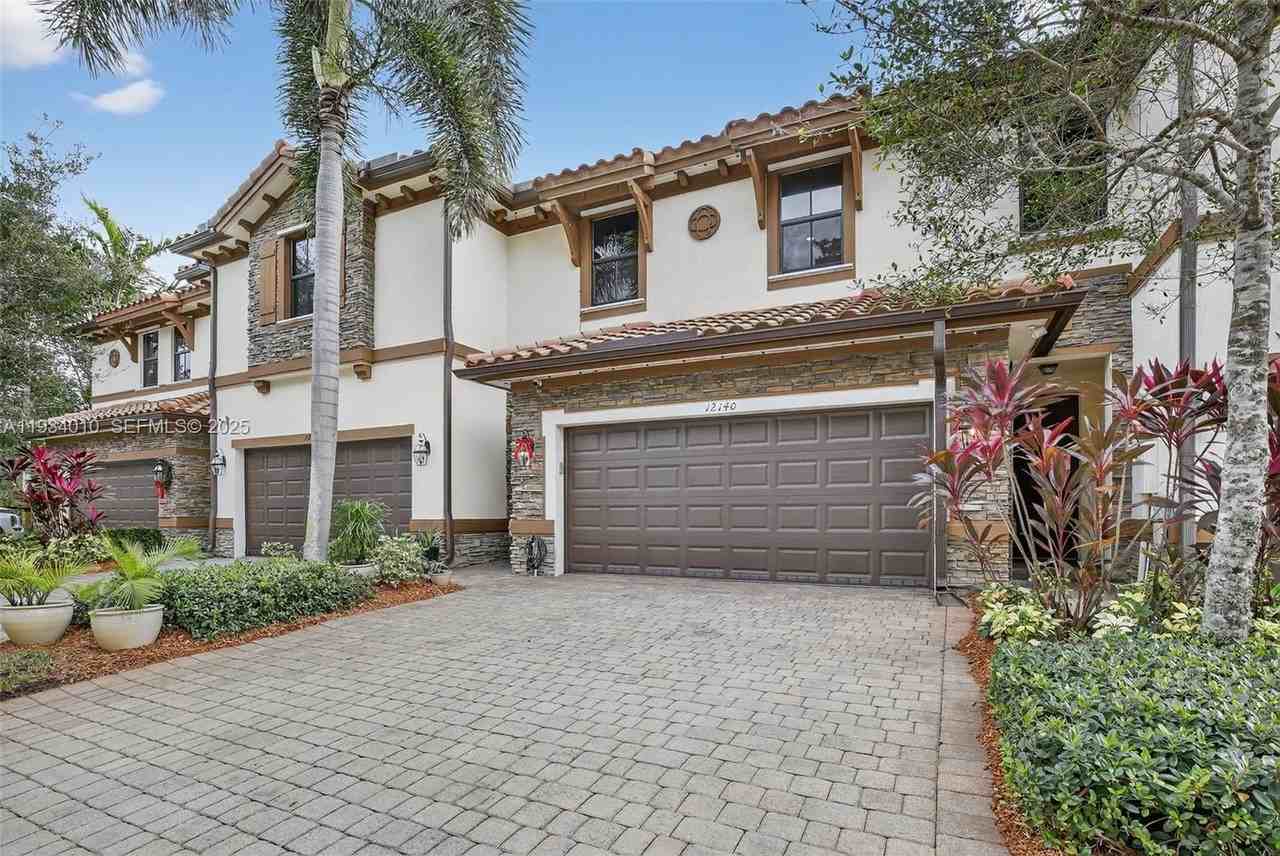 12140 Village Pl - Photo 2 of 35