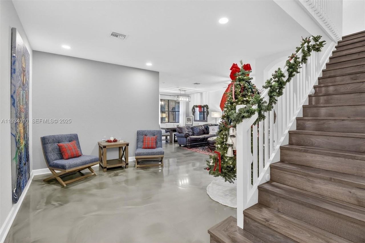 12140 Village Pl - Photo 3 of 35