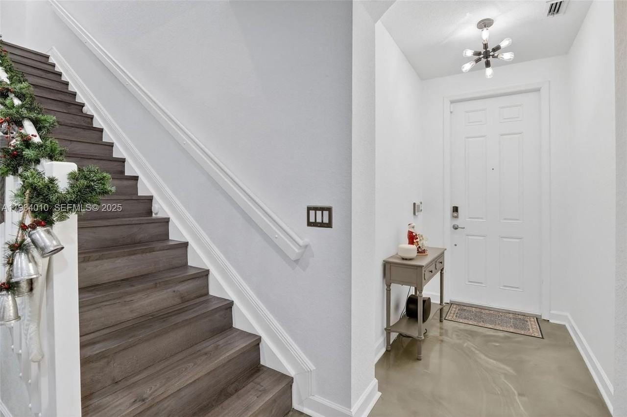 12140 Village Pl - Photo 4 of 35