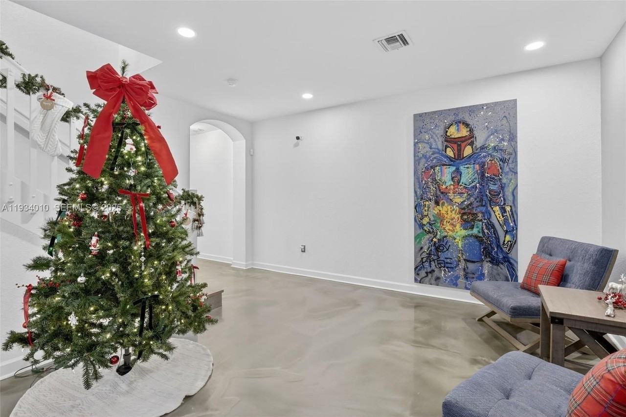 12140 Village Pl - Photo 6 of 35