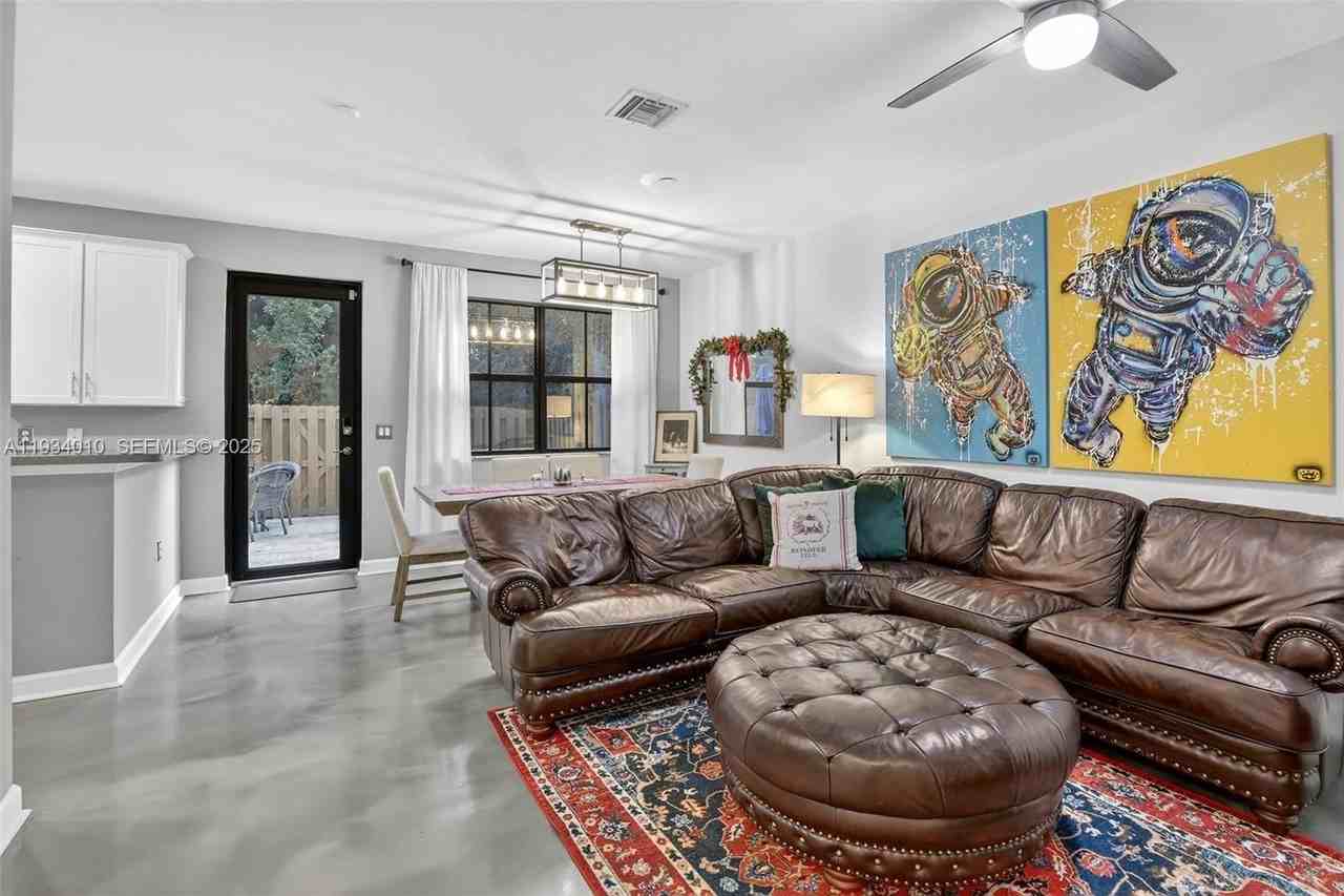 12140 Village Pl - Photo 7 of 35