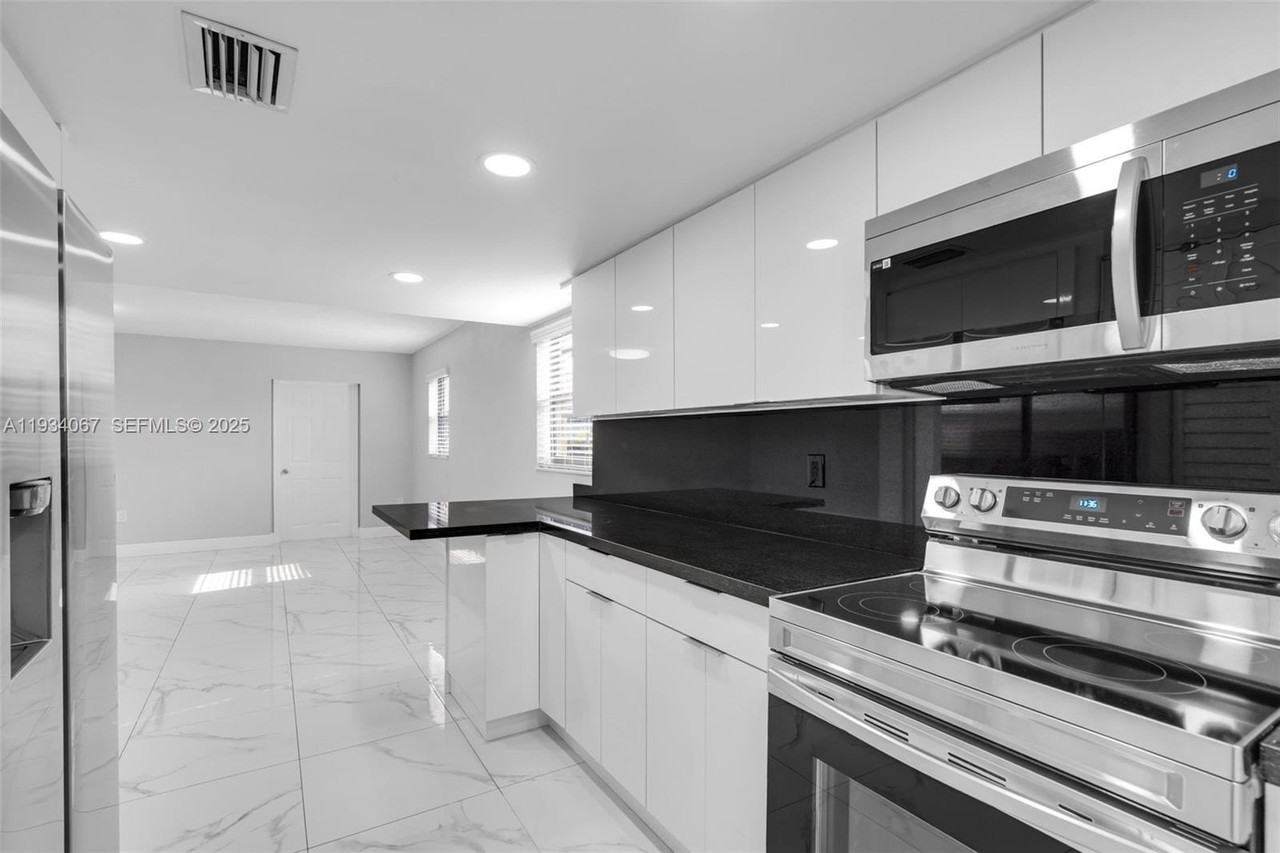 5061 W 12th Ln - Photo 3 of 34