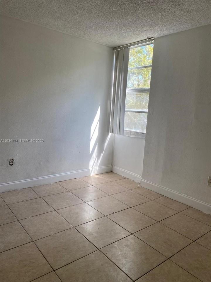 5959 Sw 69th St #106 - Photo 7 of 10