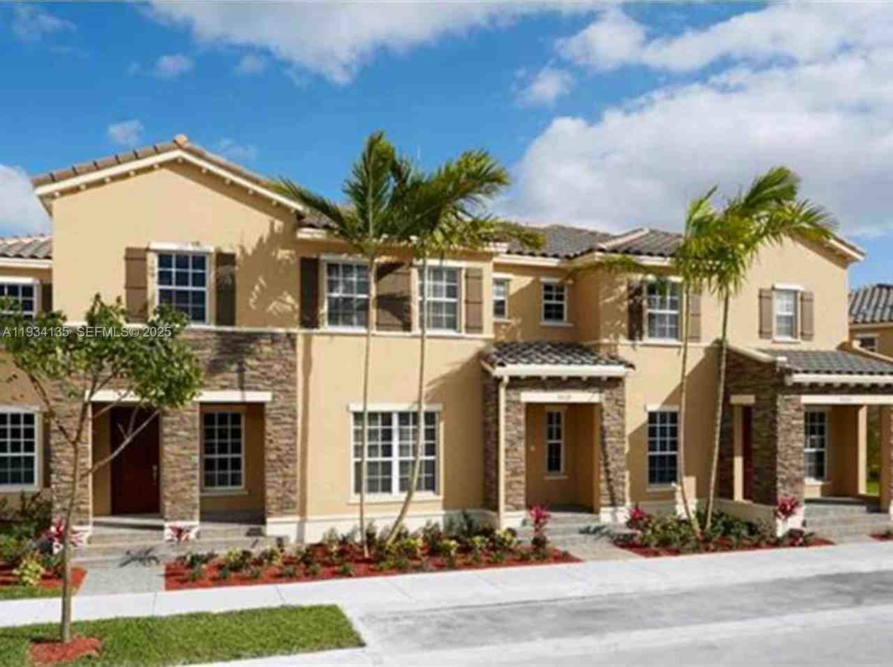 17083 Sw 96th St - Photo 2 of 19