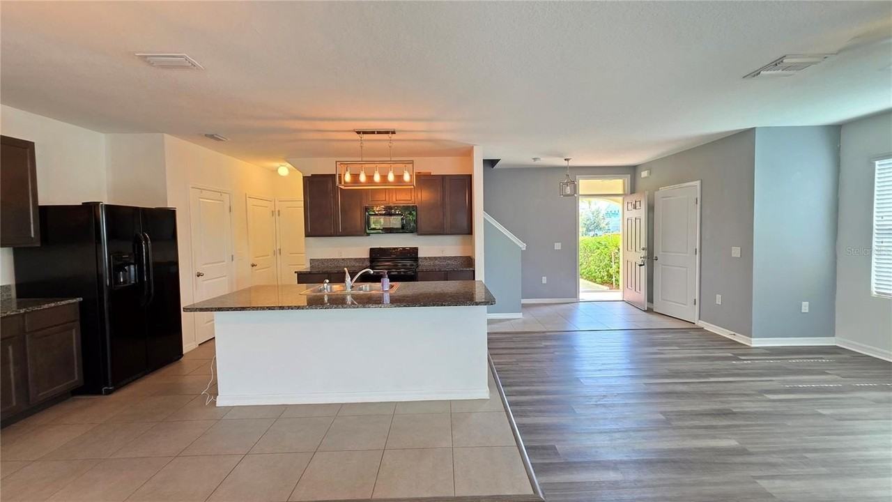 4545 Long Branch Ln - Photo 3 of 32