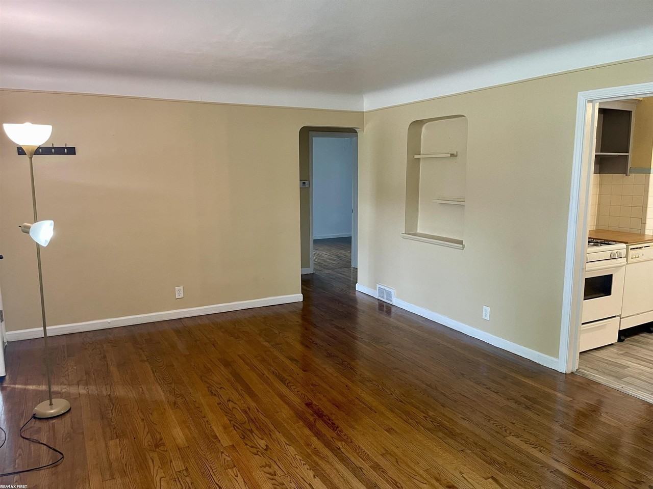 21521 Benjamin St - Photo 3 of 8