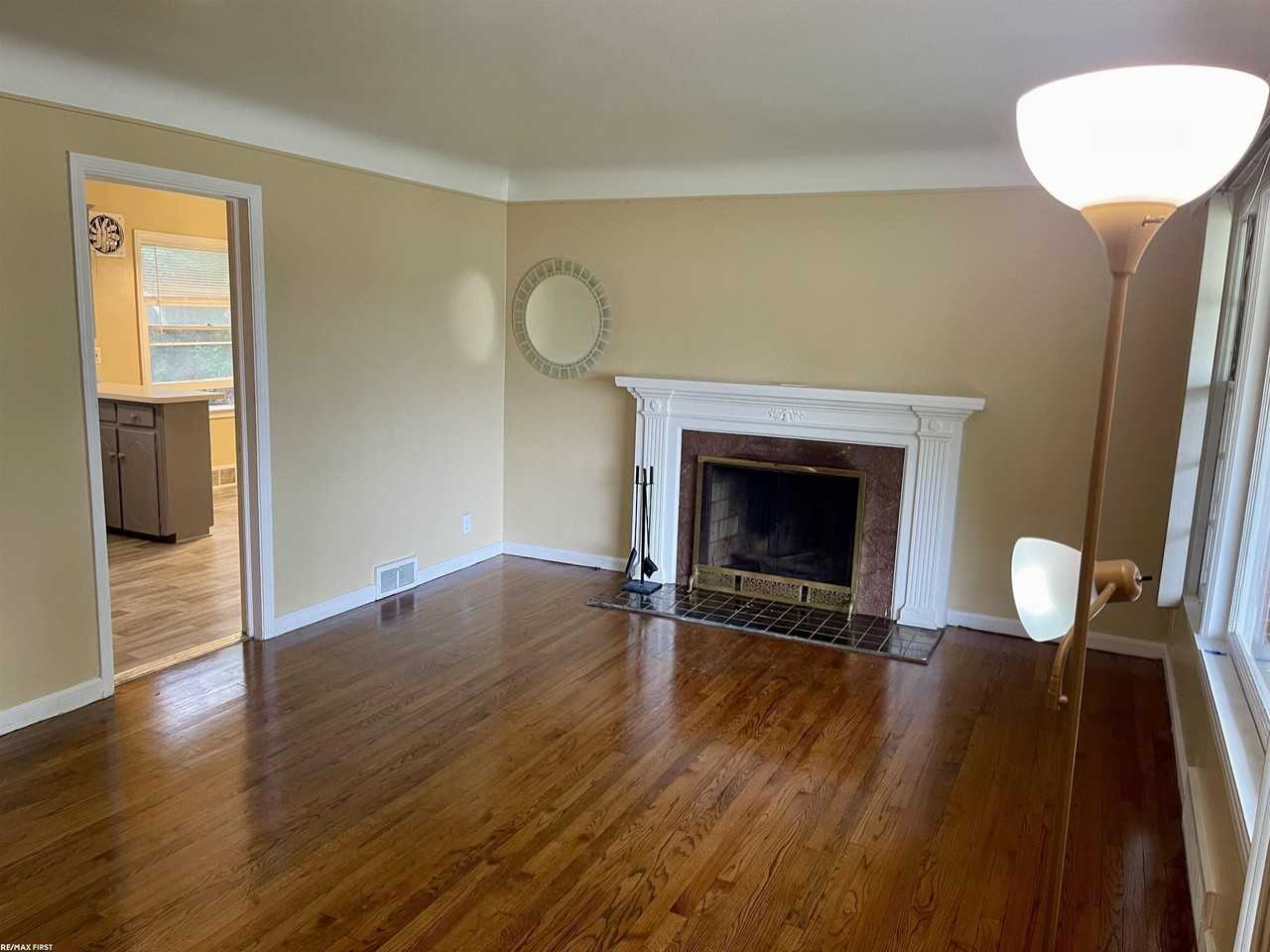 21521 Benjamin St - Photo 4 of 8