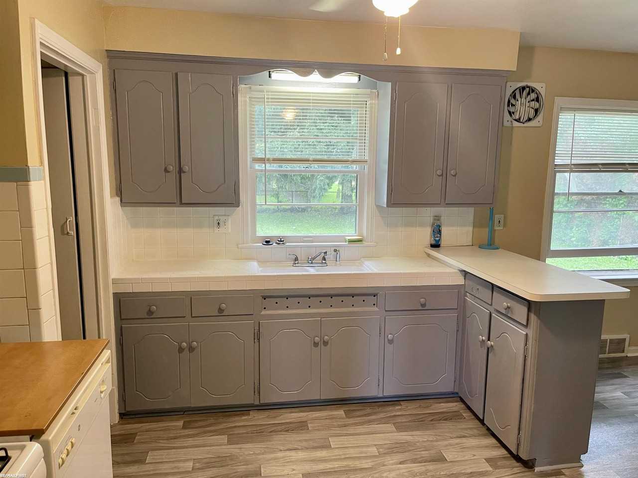 21521 Benjamin St - Photo 5 of 8