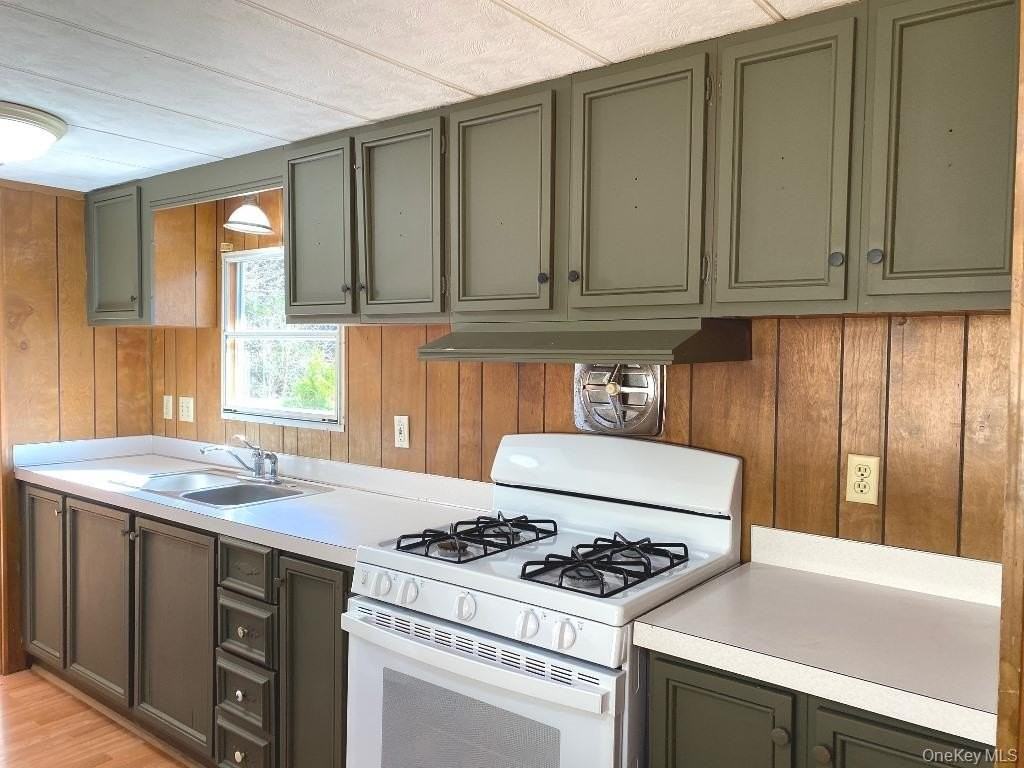 141 Gale Rd - Photo 4 of 18