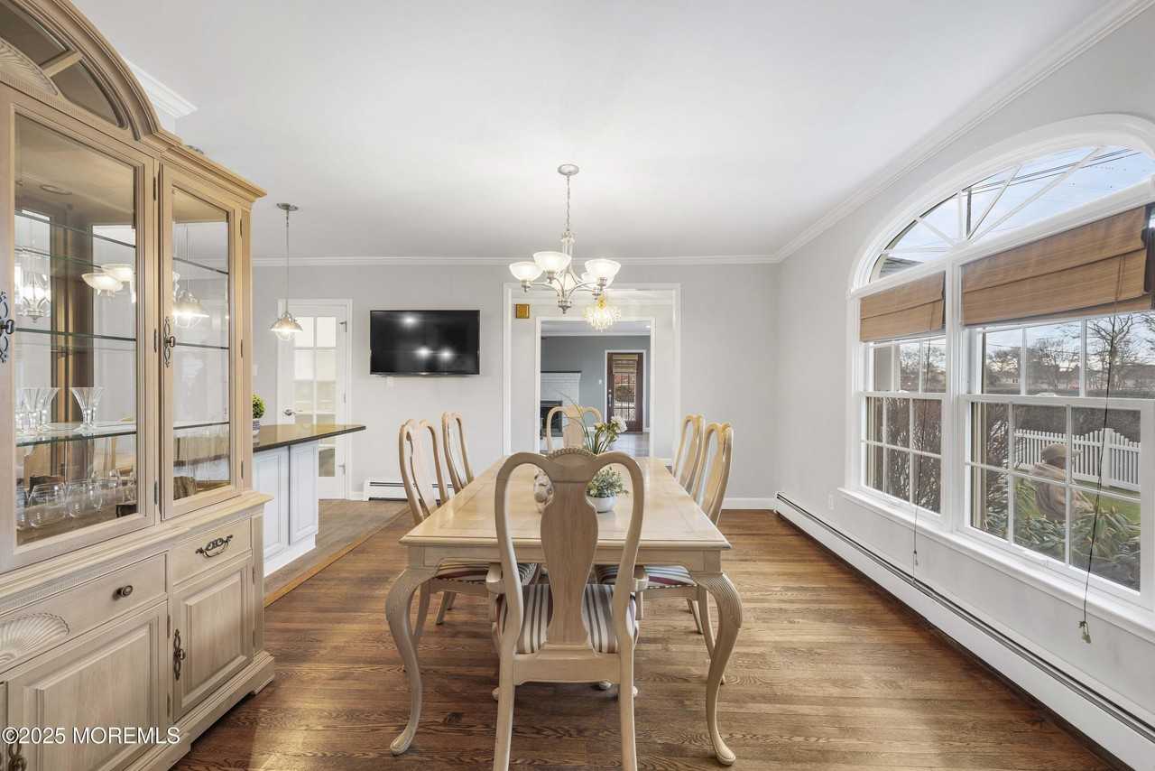 146 Bath Ave - Photo 3 of 38