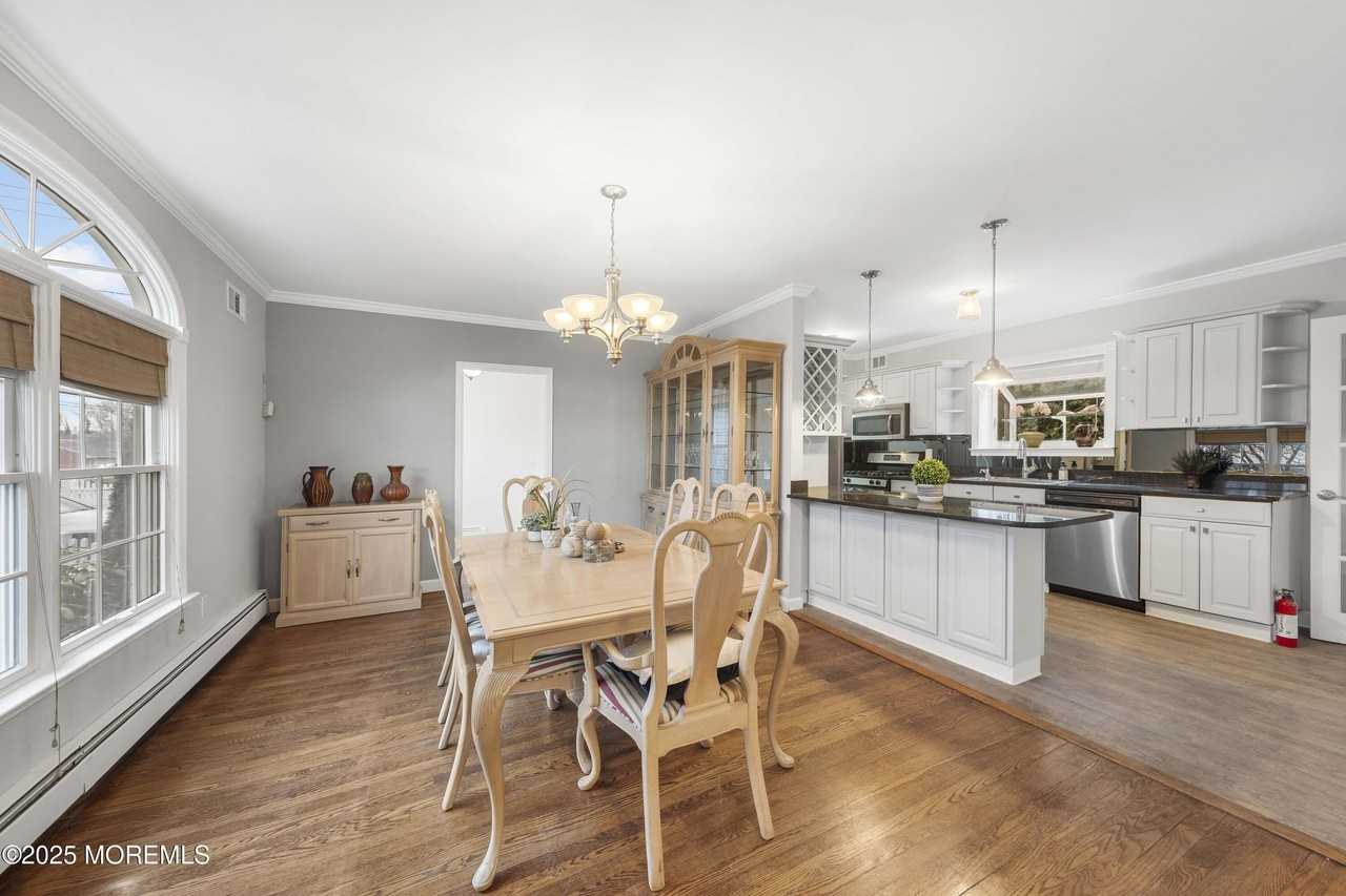 146 Bath Ave - Photo 4 of 38