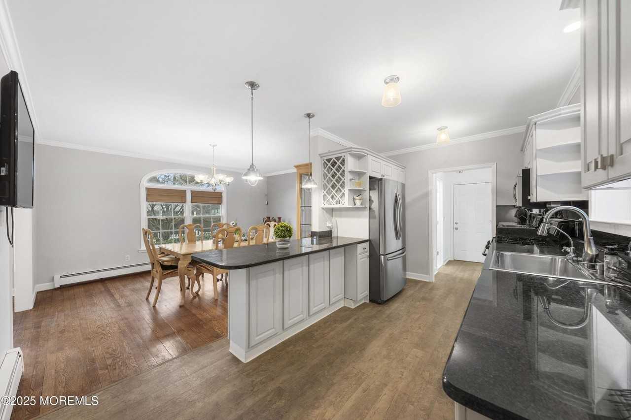 146 Bath Ave - Photo 5 of 38