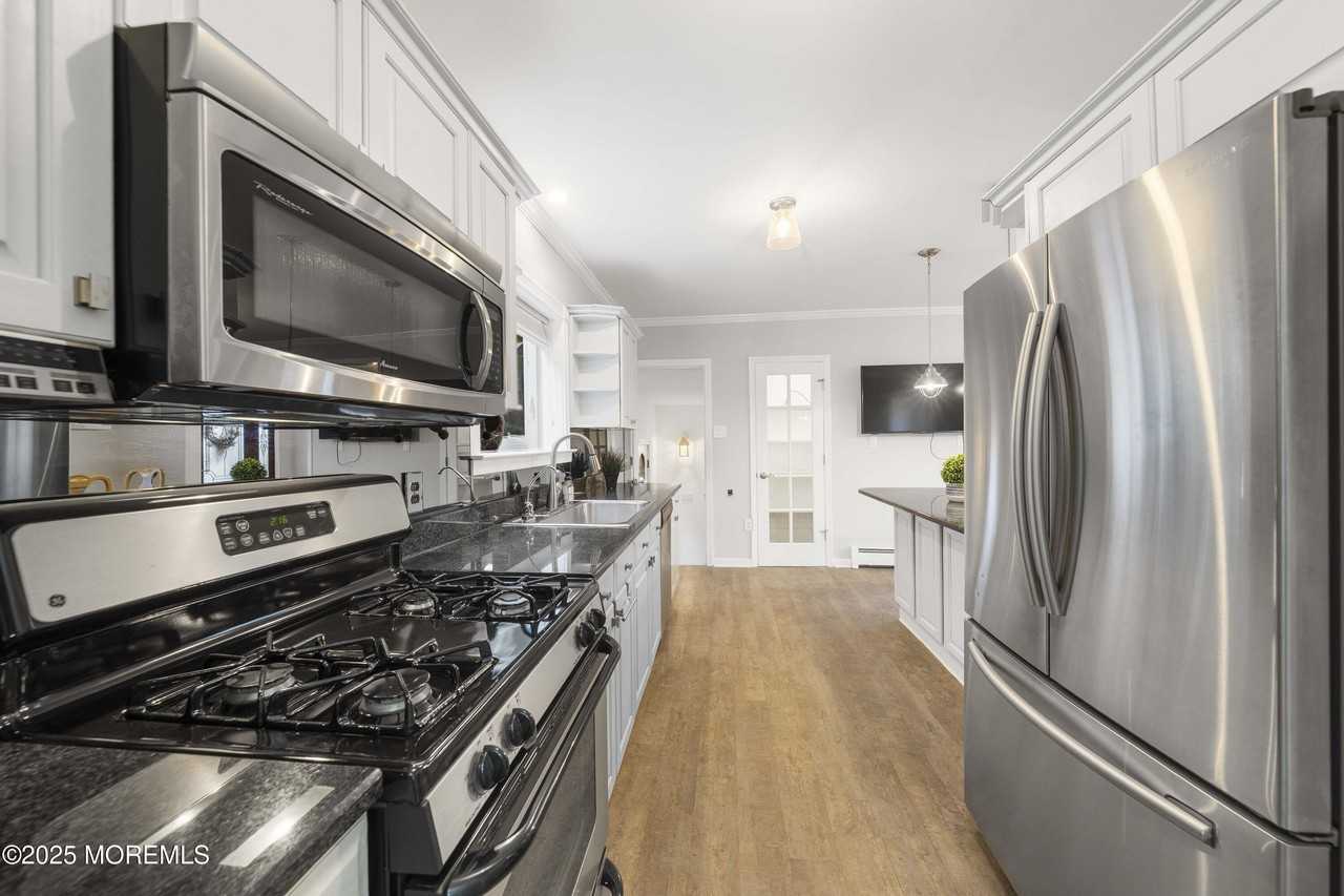 146 Bath Ave - Photo 6 of 38