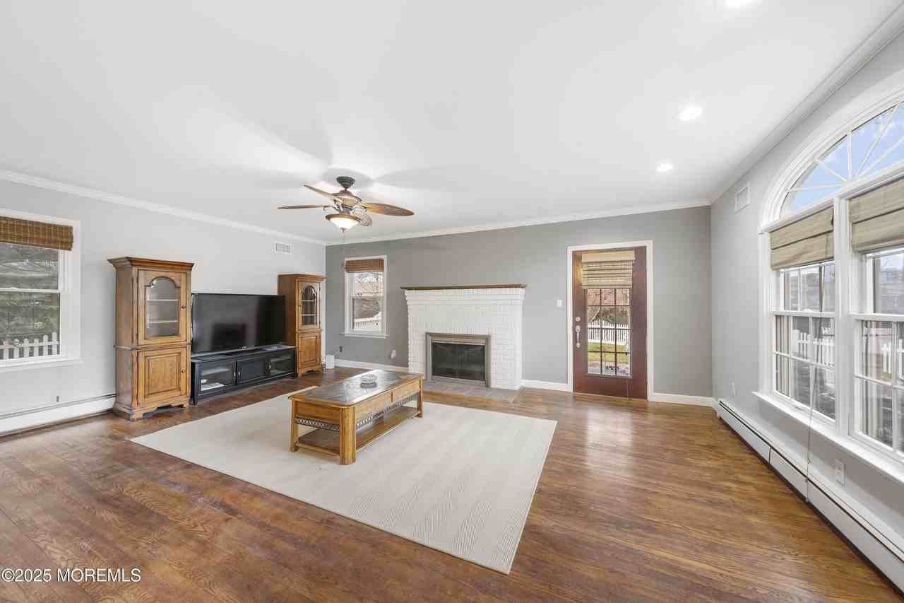 146 Bath Ave - Photo 7 of 38