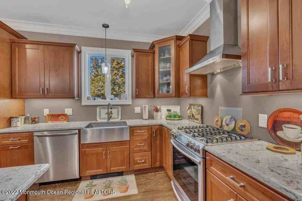 612 Lake Ave - Photo 3 of 22