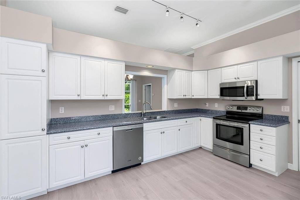 2389 Piccadilly Circus - Photo 3 of 21