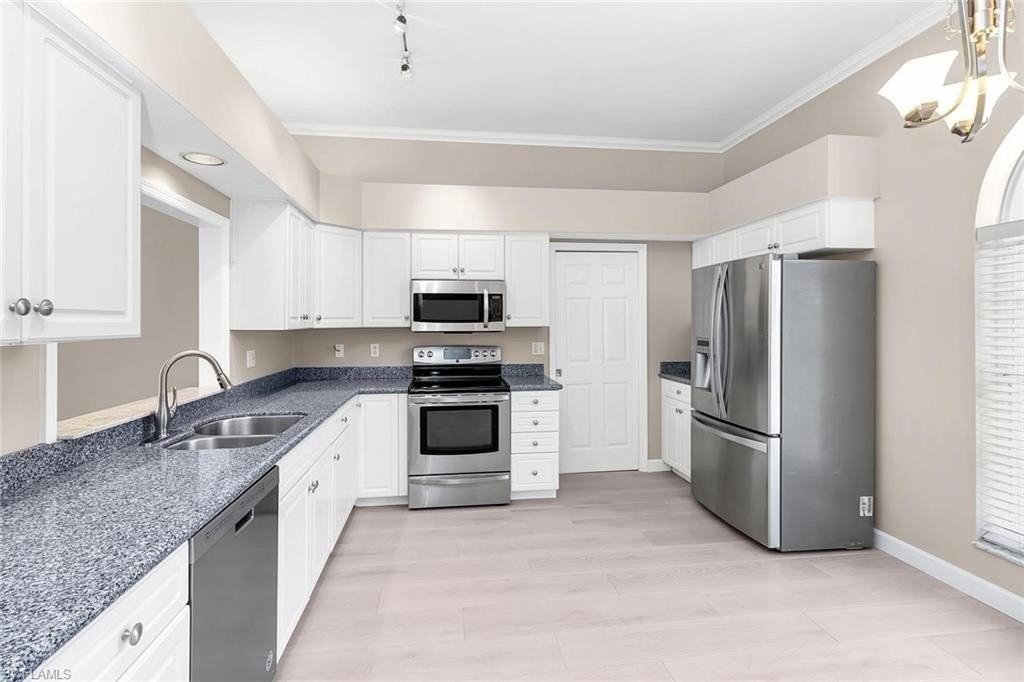 2389 Piccadilly Circus - Photo 4 of 21