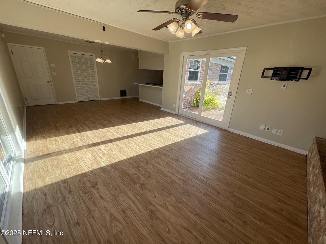 1136 Willow Ln - Photo 3 of 20