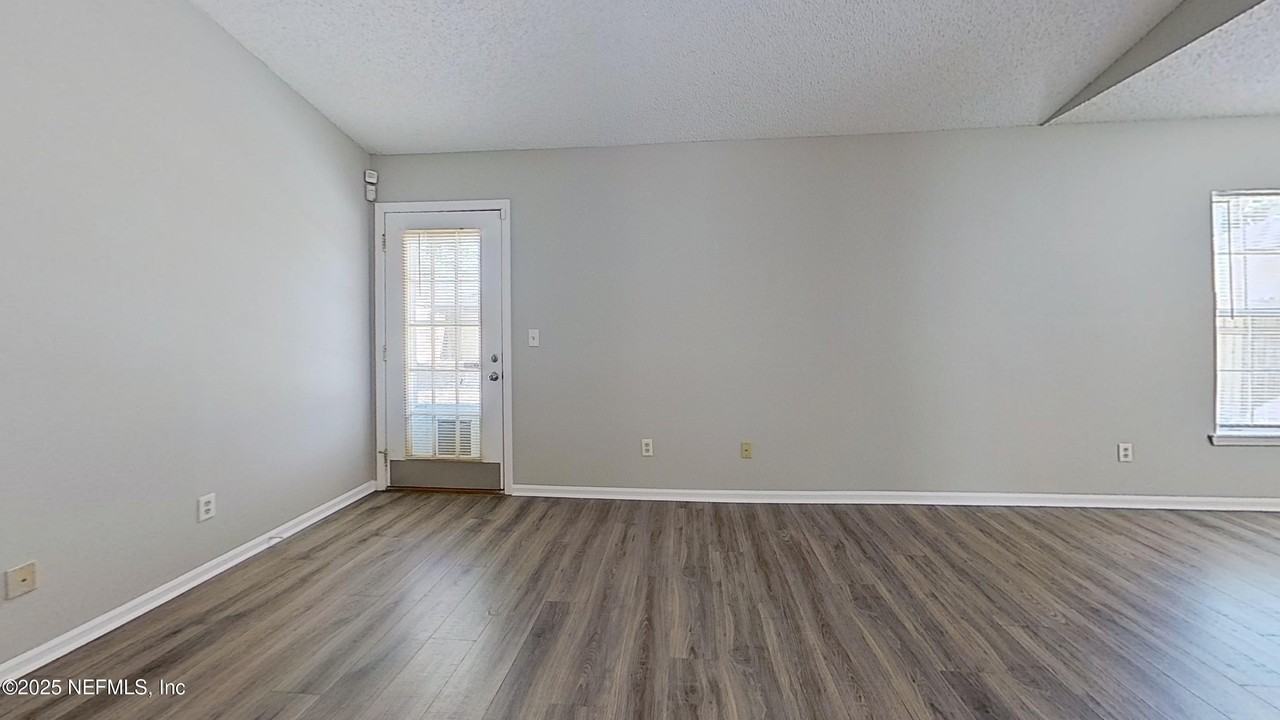 1639 Spring Branch Dr W - Photo 4 of 25