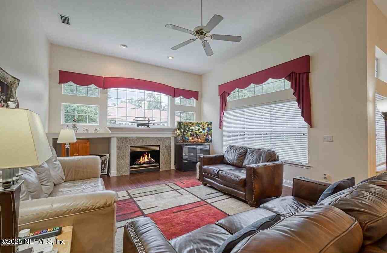 8205 Bay Tree Ln - Photo 7 of 41