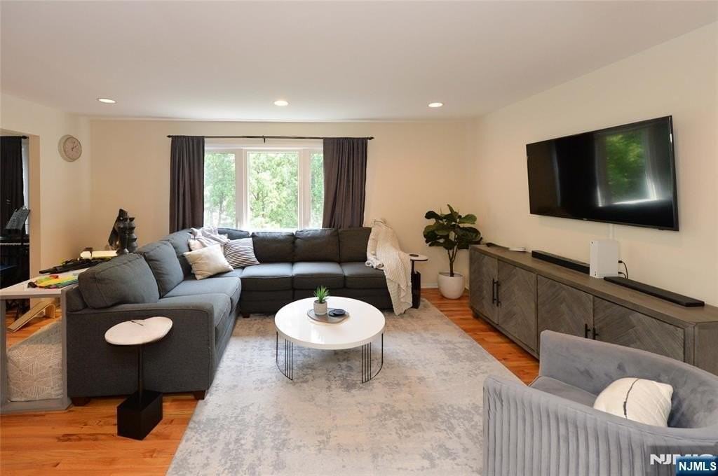 40-10 Paterson St - Photo 3 of 22