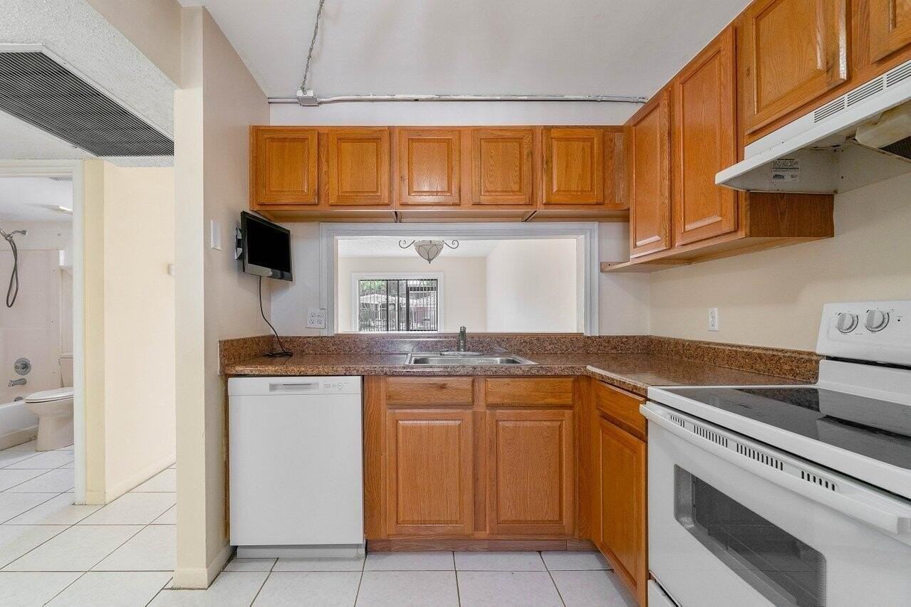 6736 Palmetto Cir S #105 - Photo 6 of 28