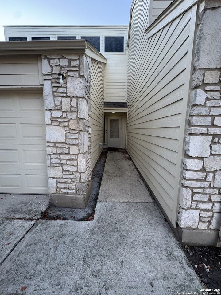 8411 Echo Creek Ln - Photo 2 of 21