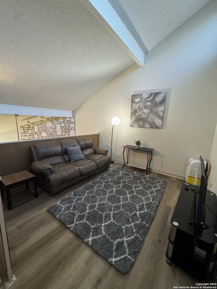 8411 Echo Creek Ln - Photo 5 of 21