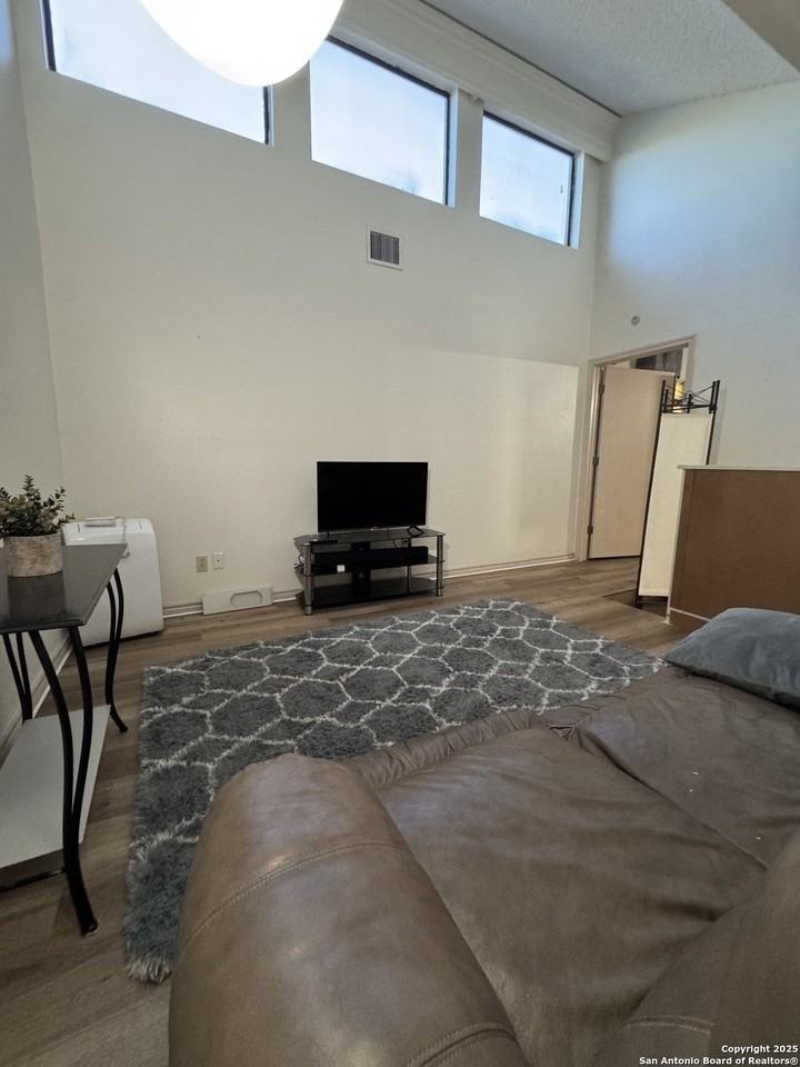 8411 Echo Creek Ln - Photo 6 of 21