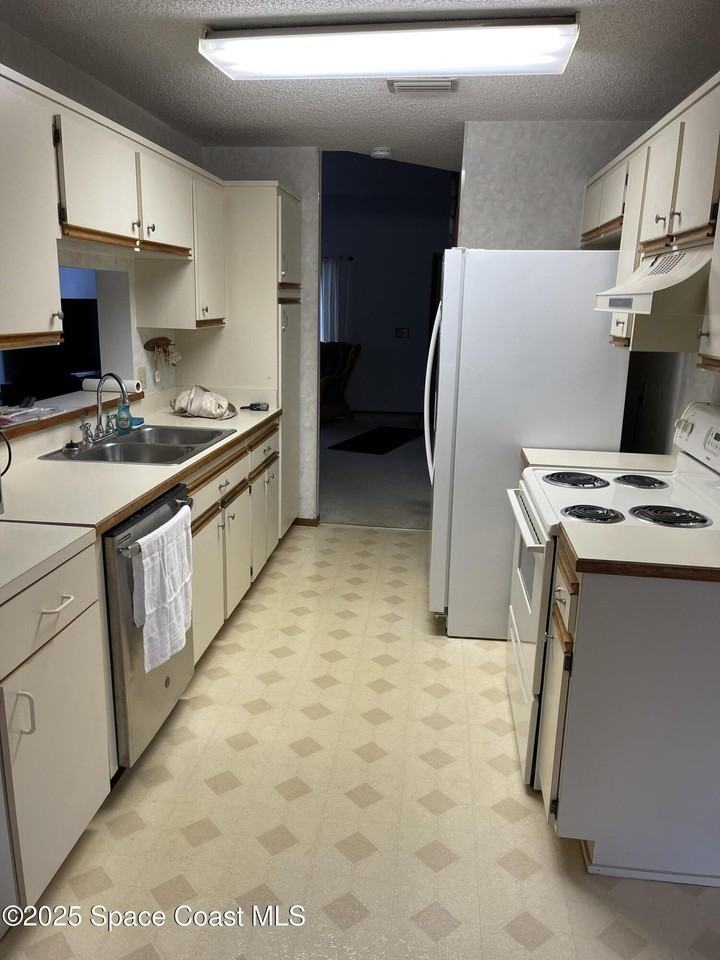 1547 Clover Cir - Photo 3 of 13