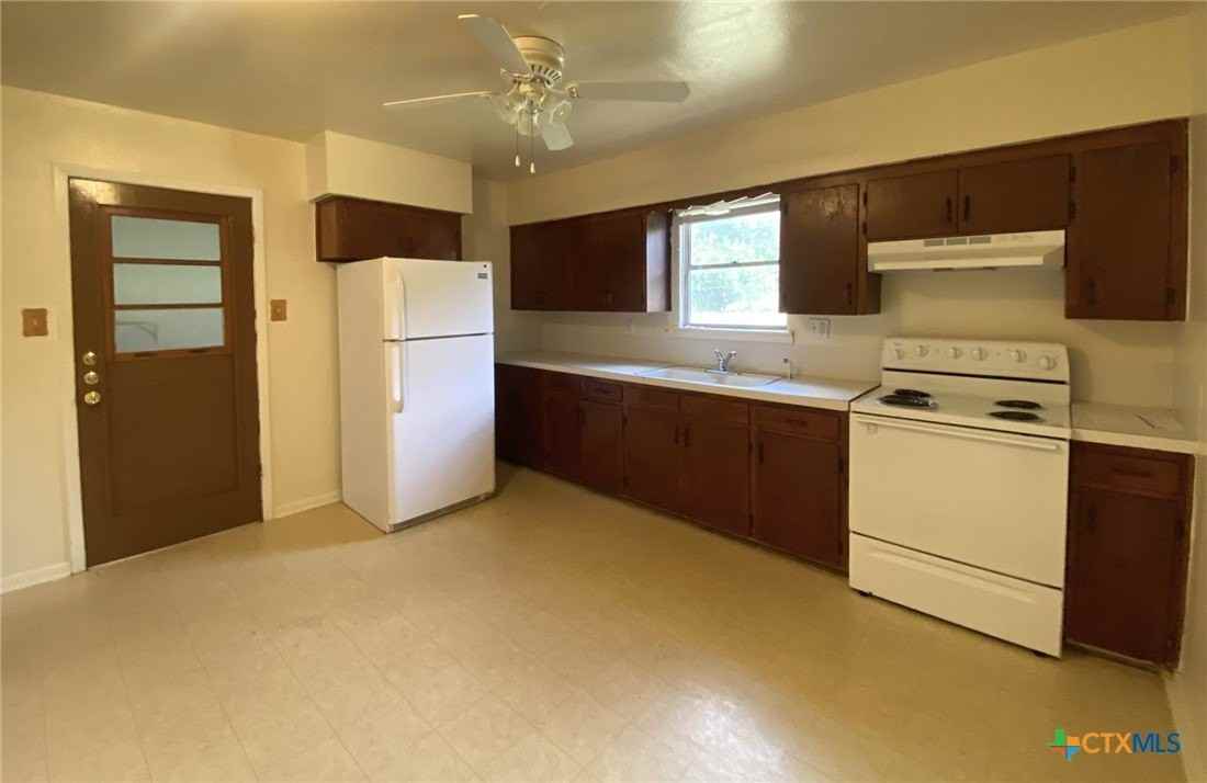 2116 Circle Dr - Photo 3 of 9