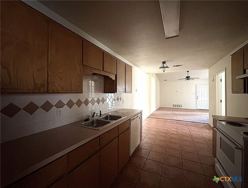 1002 W Avenue B #B - Photo 3 of 14