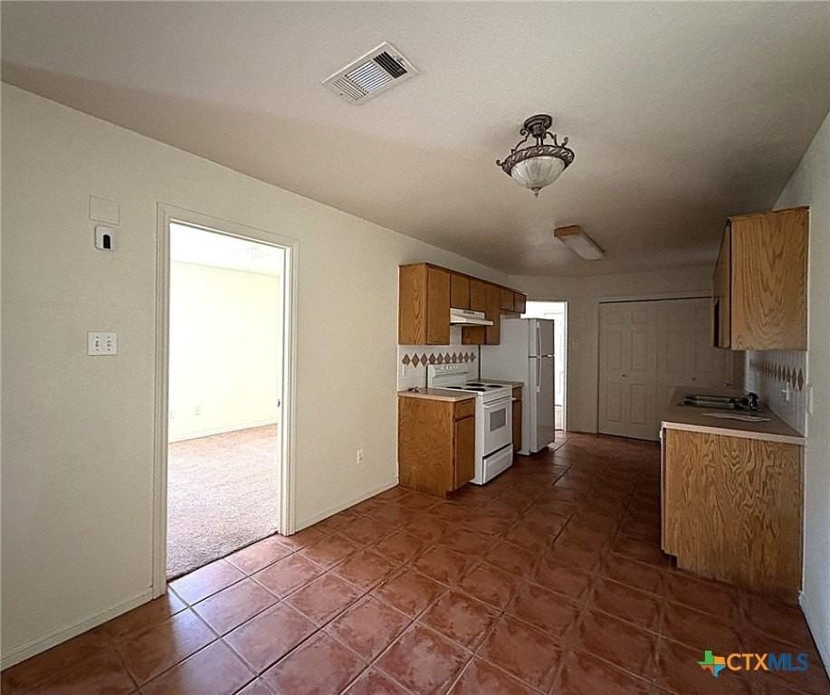 1002 W Avenue B #B - Photo 4 of 14