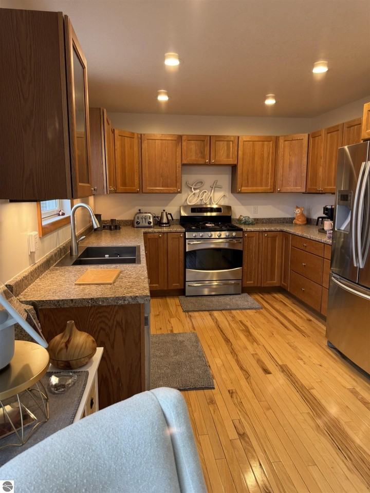 302 S Lake Dr - Photo 2 of 12