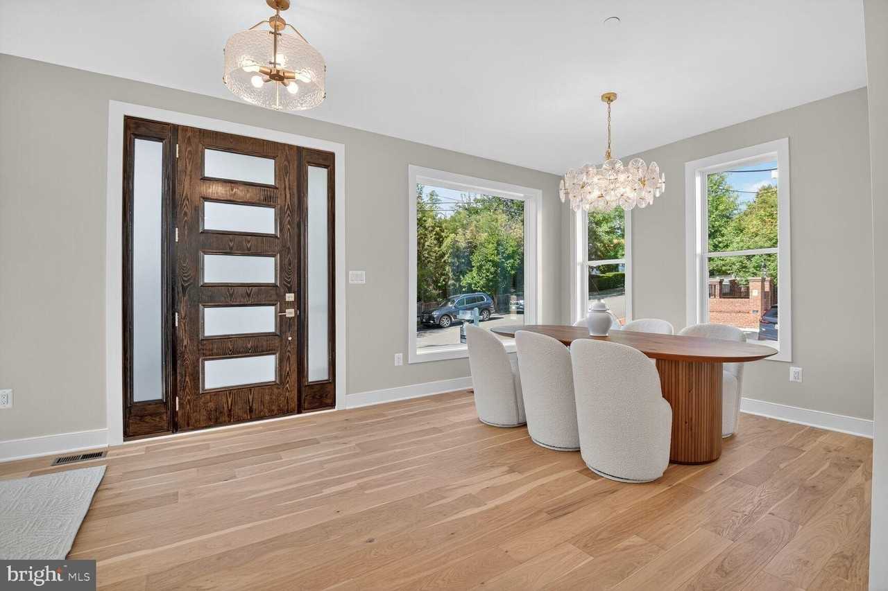 5310 Cathedral Ave Nw - Photo 3 of 50